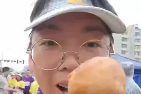 男子跑马拉松跑成“流水席”，网友：你这马拉松跑半饱还是全饱？#马拉松 视频来源@小雨哥视频封面