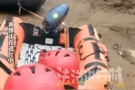致敬！密云太师屯一养老院老人被困，因水下有障碍物，铲车无法进入。7月28日11点，消防冲锋舟进入养老照料中心，洪流之中突击人员游泳进入救援。（法制进行时）
