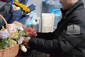 爱让“生命之花”怒放！苏伢子倍感珍惜大家送给他的花花#苏伢子  #失散23年回家后男子获全网爱心接力  #越发刚  #江西dou知道视频封面