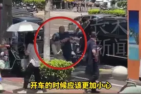 女子驾车与外卖小哥发生擦碰事故，双方发生纠纷后产生肢体冲突，女子的42岁男性朋友到场殴打外卖小哥，警方通报：女子和外卖小哥自愿达成和解，打人的女子朋友被行政拘留十日 #剐蹭 #事故 #外卖小哥 #纠纷 #打人
