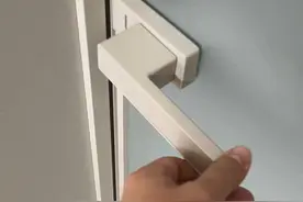 分享一下磁吸锁怎么开，建议还是用普通的静音锁吧，已经被锁外面好几回了，三天两头就得来一回#装修分享 #装修避坑 #磁吸锁打不开怎么办