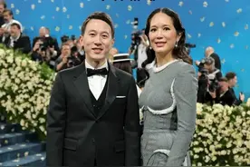满级人类周受资，妻子也不简单！#周受资 #周受资妻子 #商业财经 #2025掘金计划