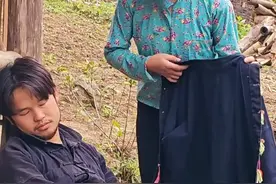 小梅给男朋友烤肉，但是他除了睡觉就是不吃 #农村生活 #山里姑娘视频封面