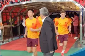 国足主场迎战澳大利亚，现场变成红色海洋视频封面