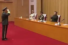 中央军委举行晋升上将军衔仪式，习近平颁发命令状并向晋衔的军官表示祝贺！视频封面