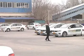 报驾校 一次没学 退费一分不退？交管局协商：霸王条款 法律不予保护，双方协商扣除30%违约金。#驾校 #学费 #合同 #女子