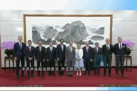 三中全会后 首个美商界重量级代表团访华 #美国工商界代表团访华  中共中央政治局委员、外交部长王毅，中共中央政治局委员、国务院副总理何立峰22日在北京分别集体会见美中贸易全国委员会董事会主席芮思博率领的代表团。这是党的二十届三中全会成功召开之后，首个访问中国的美国工商界代表团。视频封面