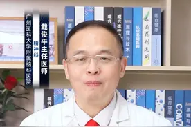 奥氮平能否长期吃的4个要点！ #涨知识 奥氮平能否长期吃，需要结合患者的具体病情和医生的建议来进行分析。以下是关于奥氮平能否长期吃的几个要点：
第一、奥氮平的主要用途：奥氮平是一种抗精神病药，主要用于治疗双相情感障碍、精神分裂症、重度躁狂发作等精神疾病。由于其治疗范围涵盖了多种精神疾病，因此，在某些情况下，患者可能需要长期服用奥氮平来控制病情。
第二、长期服用的效果：如果奥氮平治疗有效，且患者对药物耐受，服用后无明显不良反应，那么可以考虑长期服用。长期服用奥氮平可以帮助患者控制病情，减少症状的复发，提高生活质量。
第三、潜在的副作用和风险：长期服用奥氮平也可能存在一些潜在的副作用和风险。例如，奥氮平可能导致嗜睡、乏力、视力下降、口干、便秘等常见不良反应。此外，还可能引起内分泌异常，如体重增加、糖脂代谢异常等。因此，在长期服用奥氮平的过程中，患者需要密切关注自己的身体状况，及时与医生沟通，调整治疗方案。
第四、药物的撤药反应：长期服药的患者在突然停药时可能会出现胸痛、体重增加等症状。此外，长期服用奥氮平还可能导致耐药性下降，容易出现撤药反应，即暂停服药后病情立刻发作。因此，在决定停药或更改治疗方案时，患者应咨询医生的专业意见，避免自行停药或更改剂量。
综上所述，#奥氮平 能否长期吃取决于患者的具体病情和医生的建议。在长期服用奥氮平的过程中，患者需要密切关注自己的身体状况，及时与医生沟通，调整治疗方案。同时，患者也应注意药物的副作用和风险，避免自行停药或更改剂量。#硬核健康科普行动  @创作灵感小助手视频封面