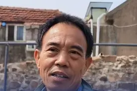 3月22日，山东青岛，刘德文又送台湾老兵回乡。今年58岁的他说：“再坚持20年，老了就让儿子来做这件事。”#灵魂摆渡人刘德文  #山东dou知道视频封面