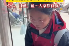 2月28日，江苏徐州一位小女孩放学抱回大公鸡，原来是学校发的学习进步奖励，校方同时还向其他学生发放甘蔗、鱼类等作为奖励。视频封面