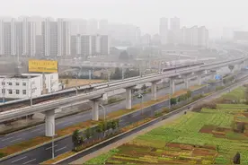#宁句城际 的客运量持续攀升，回升至3万+ #一路狂飙 宁句城际S6客运量多日“破5” 熟悉的拥挤感又回来了 #压迫感 #句容 #美好的一天从清晨开始 #致每一个努力奔跑的人视频封面