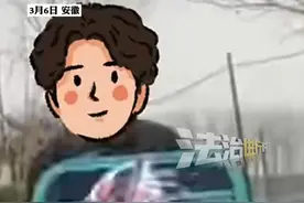 雨天女生路遇大叔倒骑电动三轮车 好心询问是否需要帮助 不料大叔分心回话撞树上了 大叔没事 车也撞好了（黄）#大爷 #电动车 #惊呆了视频封面