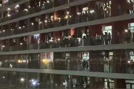 4月12日，安徽合肥，高校数千名学生庆祝寝室解封，举闪光灯和大白一起开演唱会视频封面