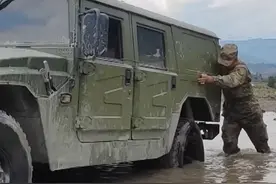 车辆陷入泥坑怎么办？兵哥哥有妙招。视频封面