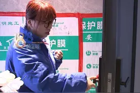 朱女士接到隔壁邻居的电话，说是她家的门敞开着。 朱女士很疑惑，自己还没入住，门是谁开的呢？#浙江dou知道 #门锁 视频封面