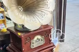 滨江道惊现“天津版蓝精灵”！洗脑旋律全程高能， 满脑子只剩这魔性调调（供稿：@谢三乐（谢洪利） ）视频封面