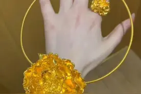 黄金价格继续冲高！足金饰品价格已达892元/克。视频封面