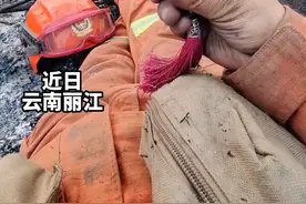 云南一消防员展示重庆女孩送的随身荷包，网友：一“鹿”平安即一路平安。视频封面