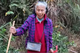 赣州市寻人：八旬老太走失，斜挎菱形格纹包，穿红色毛衣图片