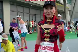 51岁河南“女侠”现身杭州马拉松现场，直说运动让人更年轻。#马拉松 #女侠视频封面