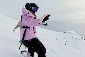 李小璐晒滑雪视频遭刷屏"你认识周淑怡吗" ，霸气回怼你认识你爸妈吗，周淑怡为PGONE前女友两人分手已一年多，女儿甜馨也曾多次在评论区维护李小璐视频封面