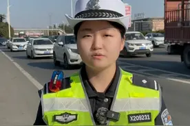 假期结束返程高峰持续，各位驾驶员如遇大流量请有序排队， 切勿穿插行驶占用应急车道；如遇交通事故，谨记车靠边、人撤离、即报警。#文明交通携手共创 #平安春运交警同行 #高速公路视频封面