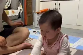 爸爸给小宝宝变魔术 宝宝小小的脑袋大大的问号 网友：她真的在思考视频封面