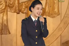 聊家乡话，调侃发型妆造，现场献唱……12月15日，在福建安溪举行的2024年“百茶百戏奇妙游”演出现场，新华社“秀我中国”行走体验官“影老板”刘影与主持人胡函博乐趣互动。#秀我中国  #影老板  #家乡话 #百茶百戏奇妙游 #传统文化视频封面