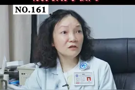 嘴唇脱皮还很干燥，越撕越上瘾！小心是#唇炎 ！涂口红也不好看！#诊室日常 #女性 #关爱女性健康 #情侣 视频封面