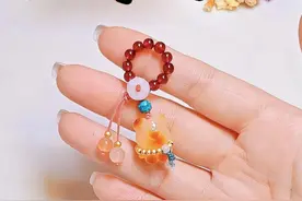 一学就会的【串珠版万能小挂件】的慢动作编绳教程 #挂件编绳教程 #手工diy #编绳教程 #编绳手艺分享 #纯手工编绳视频封面