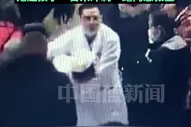 17个月女童候诊时突发窒息，女童妈妈崩溃，跪地求救。男护士20秒赶到紧急抢救，抱起孩子“百米冲刺”跑向急救室。视频封面