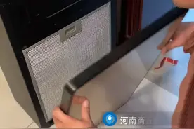 12月15日，河南商丘，女子家用了一年的空气净化器滤芯的塑料膜没取：用了个寂寞#河南dou知道 视频封面