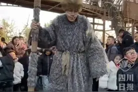 河南万岁山2米33巨人演员走红，行走不便景区为其配备拐棍视频封面