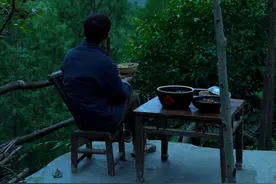 《酸辣粉条》 儿时的味道！粉条Q弹的口感搭配上酸坛泡菜独特的酸辣味，瞬间点燃你的味蕾，每一根粉条都浸润着酸辣的汤汁，吸溜一口，啧啧啧真是儿时难以忘怀的味道！#农村美食 #红薯粉条 #新农人计划2024视频封面