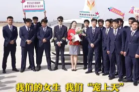 实名羡慕了！3月7日，青岛航空科技职业学院，60名男生为班上唯一女生送惊喜，偷偷准备了鲜花、登机牌等礼物，直接把女生“宠上天”！#三八妇女节 #理工男 #宠爱视频封面