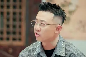 GAI的第一步是拿着父亲的一万块走的，#GAI周延 带着这份沉甸甸的爱奔赴重庆。正是这一万块铺就的起点，让GAI得以踏上比赛舞台，抵达梦想最初闪耀的地方。#湖南卫视背后