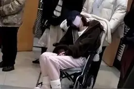 12月27日，赵露思微博主页显示“由于博主设置，目前内容暂不可见。博主将在2025年1月3日12:33分恢复”。对此，粉丝纷纷喊话工作室回应。有粉丝表示：“着急，希望赵露思工作室赶紧出来回应。”也有粉丝表示：“大家不要过多揣测，露思的身体健康最重要。”稍早，有网传称赵露思坐轮椅现身医院。对此，赵露思方暂未做出回应。公开资料显示，赵露思，1998年11月9日出生于四川省成都市，中国内地影视女演员，代表作有《凤囚凰》《哦！我的皇帝陛下》《传闻中的陈芊芊》《长歌行》《且试天下》《星汉灿烂》等。视频封面