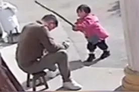 猝不及防！ 女儿拿起棍子给爸爸当头一棒 爸爸：清脆“duang”的一声  哭笑不得
#安徽 #六安 #哭笑不得视频封面