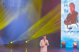 11月27日，浙江杭州，校园十佳歌手大赛，男生实力演绎《浮夸》。网友：这是替陈奕迅开演唱会呢？#浮夸 #校园歌手大赛有多好听