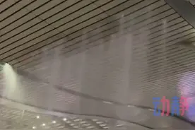 狂风暴雨突袭长沙，高铁站候车厅漏雨秒变“水帘洞”。 #长沙暴雨  素材来源网络视频封面