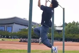 小伙看到学生军训激起表演欲，花式单杠引来一片惊呼视频封面