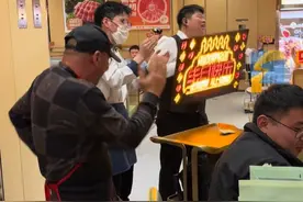 3月15日浙江杭州，在海底捞看到隔壁桌过生日，“60后”社牛老爹即兴跳舞助兴，“火锅店社牛的天花板了”#来炫海底捞 #生日嗨皮 #春日好食光视频封面