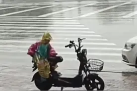 雨天等爸爸回来的小朋友一遍遍擦座椅，用自己雨披保护。“这孩子是来拯救父母的天使吗？”#暖心一幕 #孩子的快乐很简单视频封面