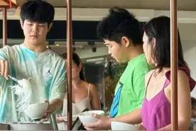 沙溢录完春晚后一家人去泰国过年安吉和小鱼儿肉嘟嘟很可爱 沙溢和胡可2011年举办婚礼并育有两子 婚后曾多次在节目上秀恩爱 堪称娱乐圈模范夫妻#沙溢 #胡可 #安吉视频封面