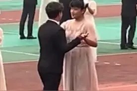 学院女生太少凑不够表演人数，运动会开幕式上男生穿裙子跳华尔兹：都是自愿的，被观众们笑到害羞了【来源：@兜兜棣棣 】视频封面
