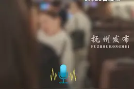 高铁车厢上百人有票无座，车厢座位全部二次销售，12306工作人员：目前还在处理中。