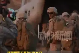 特朗普政府正考虑向美墨边境部署王牌部队，包括“斯特赖克”装甲车视频封面