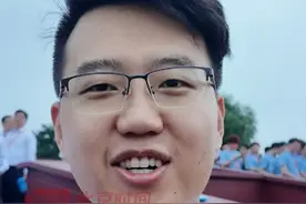 今天是中国共产党成立104周年，党员代表到观礼台观看天安门广场升旗仪式。他们说感到无比的崇敬、激动、光荣！将继续为强国复兴，贡献自己的智慧和力量！（记者：王易楚、实习记者施亦恬）