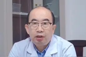 眼前总有小黑影，应该怎么消除？ #飞蚊症 #眼科主任周剑 #健康科普 @眼科主任周剑视频封面