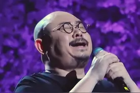 刀郎再次泪洒现场！万人动情大合唱《谢谢你》 近日，在刀郎合肥演唱会上，万人动情大合唱《谢谢你》，刀郎再次流下激动的泪水。#刀郎合肥演唱会 #刀郎演唱会 #刀郎 #万人合唱视频封面